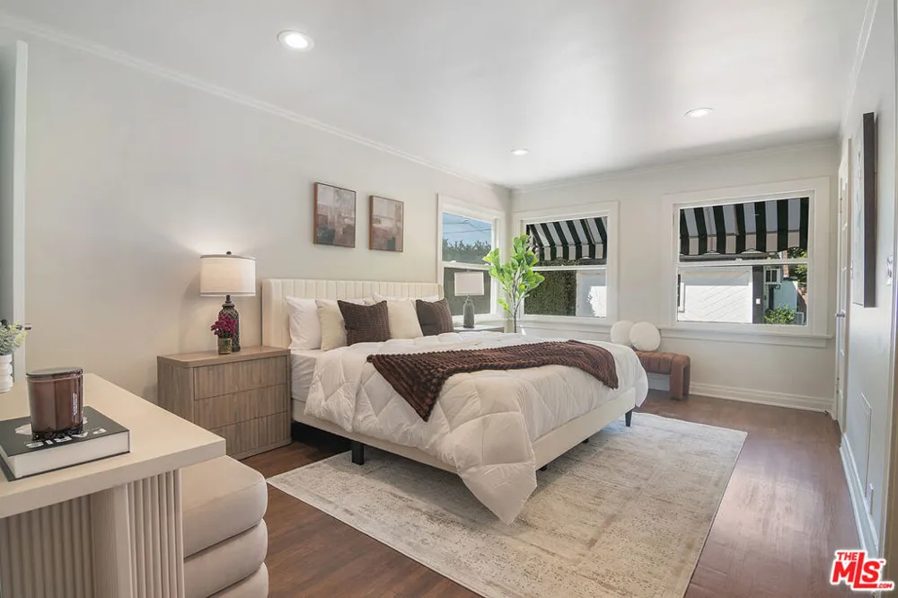 121 S Poinsettia Place Los Angeles, CA 90036