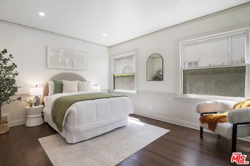 121 S Poinsettia Place Los Angeles, CA 90036