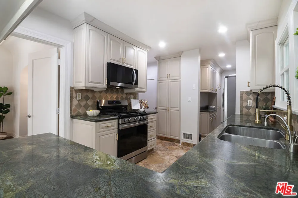 121 S Poinsettia Place Los Angeles, CA 90036