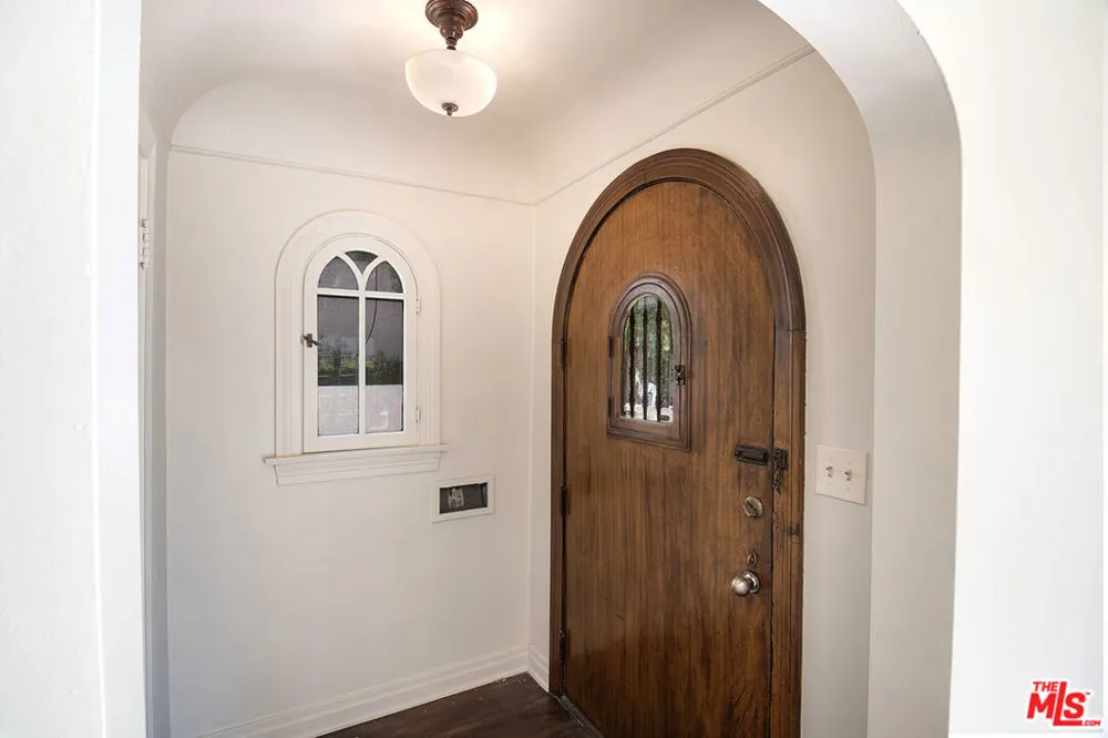 121 S Poinsettia Place Los Angeles, CA 90036