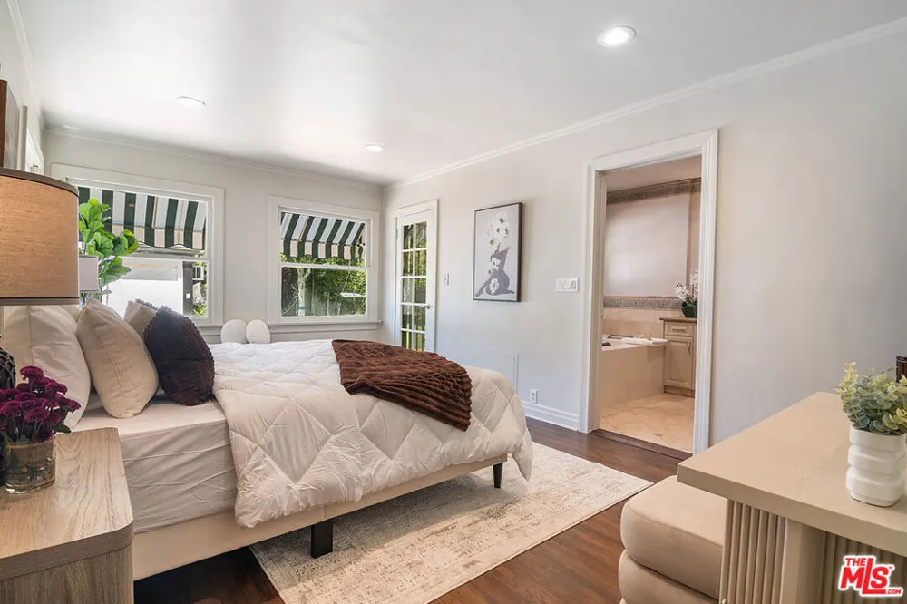 121 S Poinsettia Place Los Angeles, CA 90036