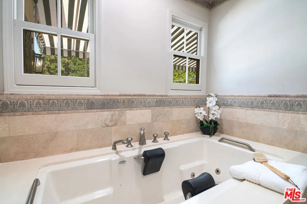 121 S Poinsettia Place Los Angeles, CA 90036