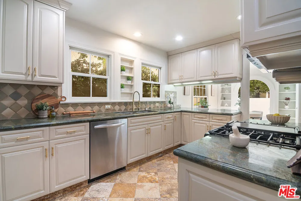 121 S Poinsettia Place Los Angeles, CA 90036