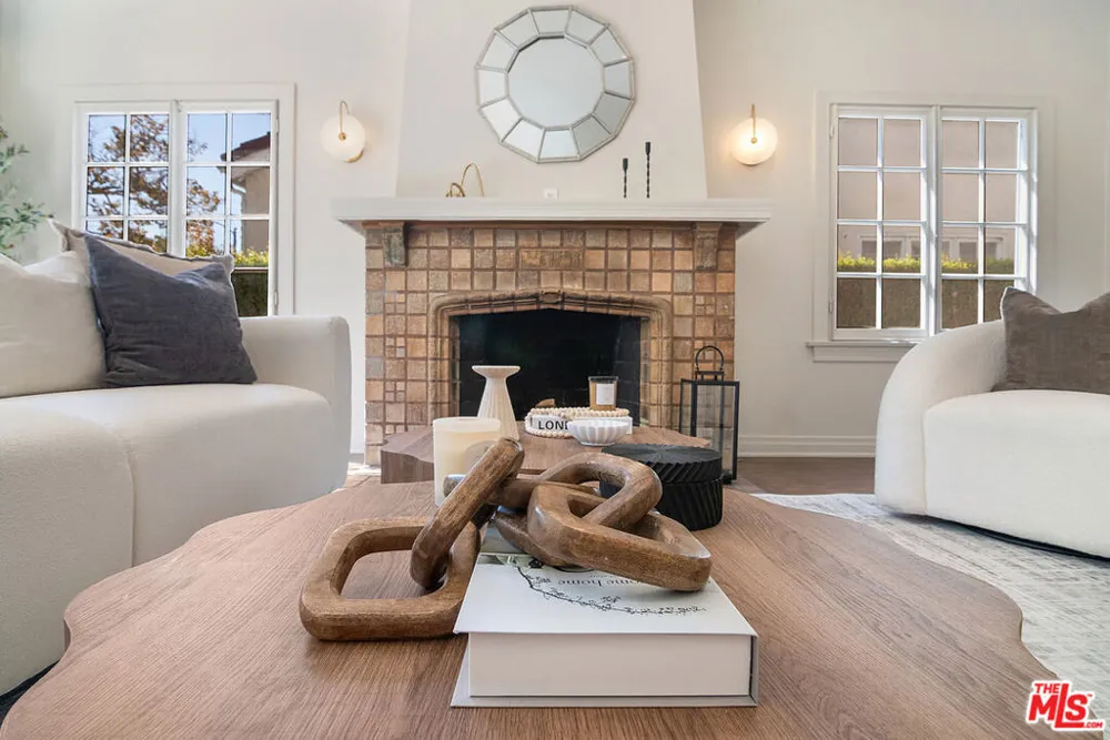 121 S Poinsettia Place Los Angeles, CA 90036