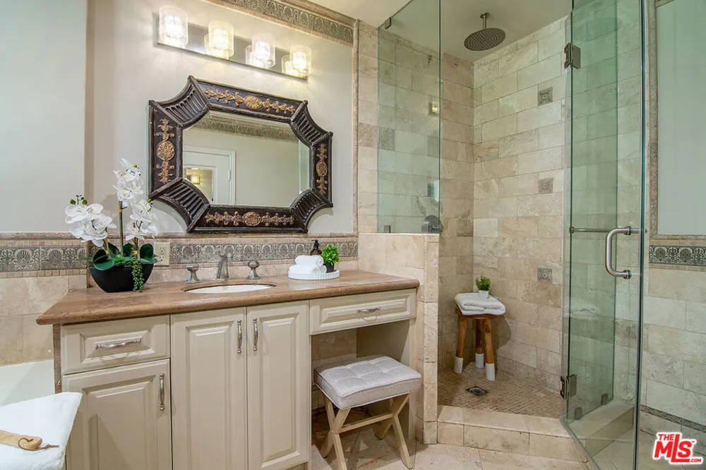 121 S Poinsettia Place Los Angeles, CA 90036