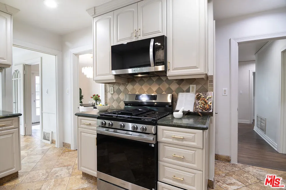 121 S Poinsettia Place Los Angeles, CA 90036