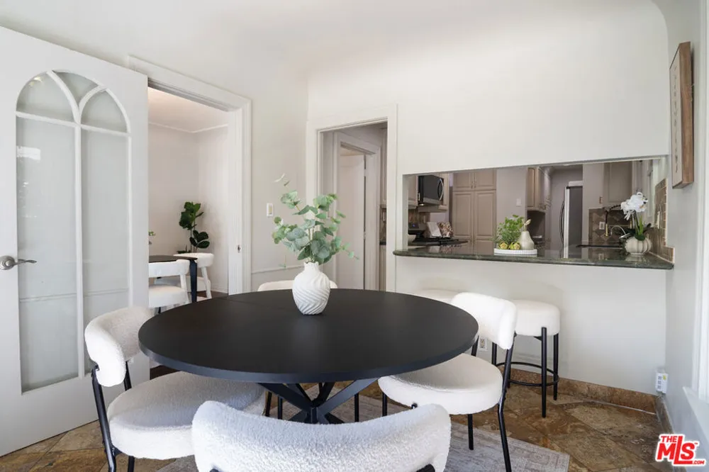 121 S Poinsettia Place Los Angeles, CA 90036