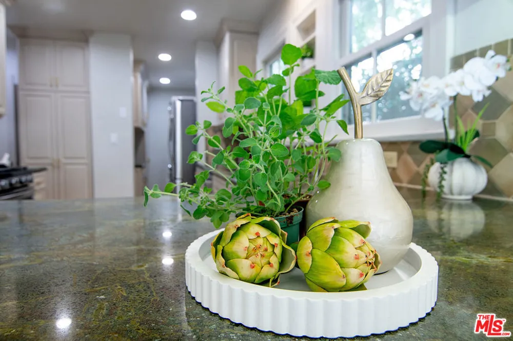 121 S Poinsettia Place Los Angeles, CA 90036