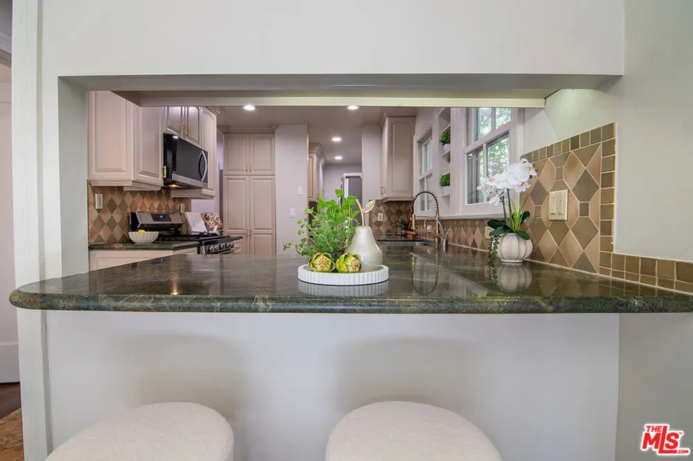 121 S Poinsettia Place Los Angeles, CA 90036
