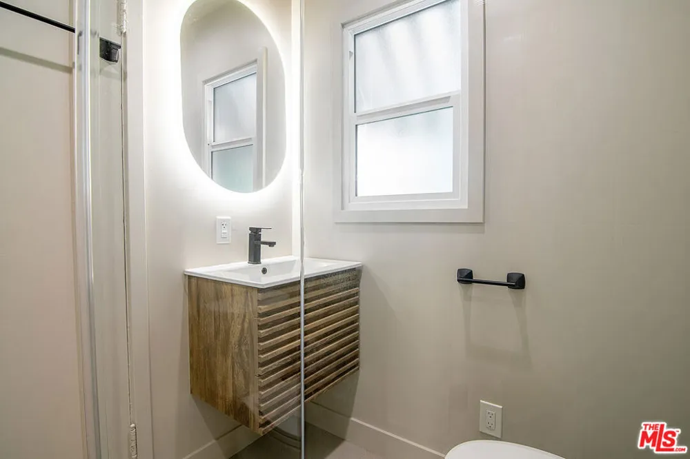 121 S Poinsettia Place Los Angeles, CA 90036