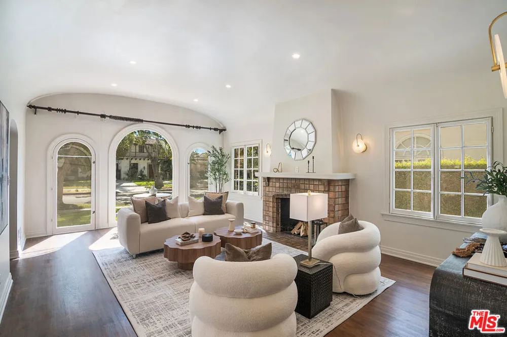 121 S Poinsettia Place Los Angeles, CA 90036