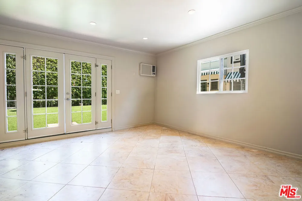 121 S Poinsettia Place Los Angeles, CA 90036