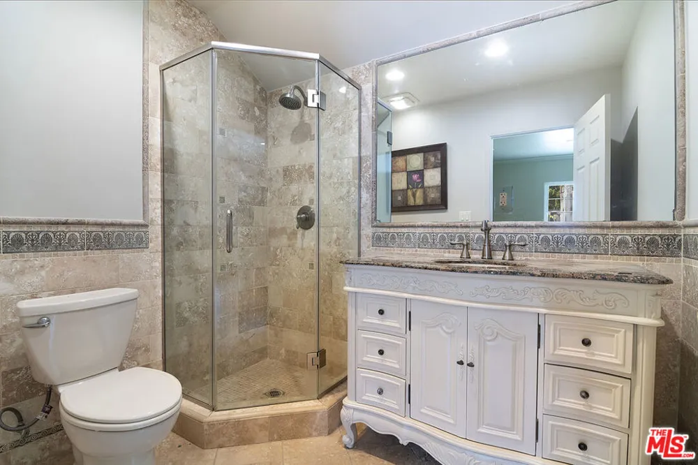 121 S Poinsettia Place Los Angeles, CA 90036