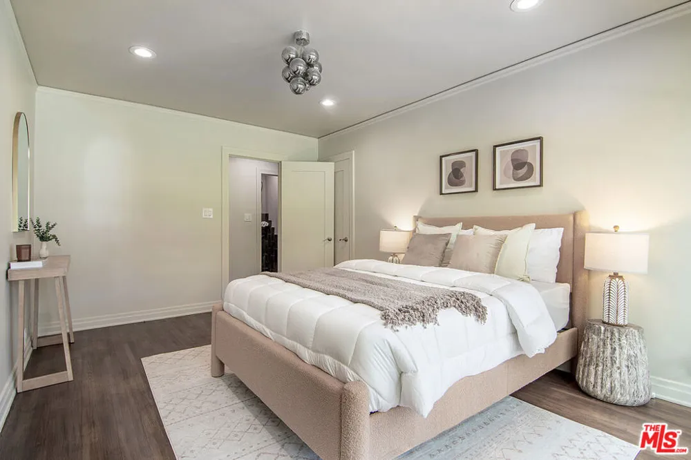 121 S Poinsettia Place Los Angeles, CA 90036