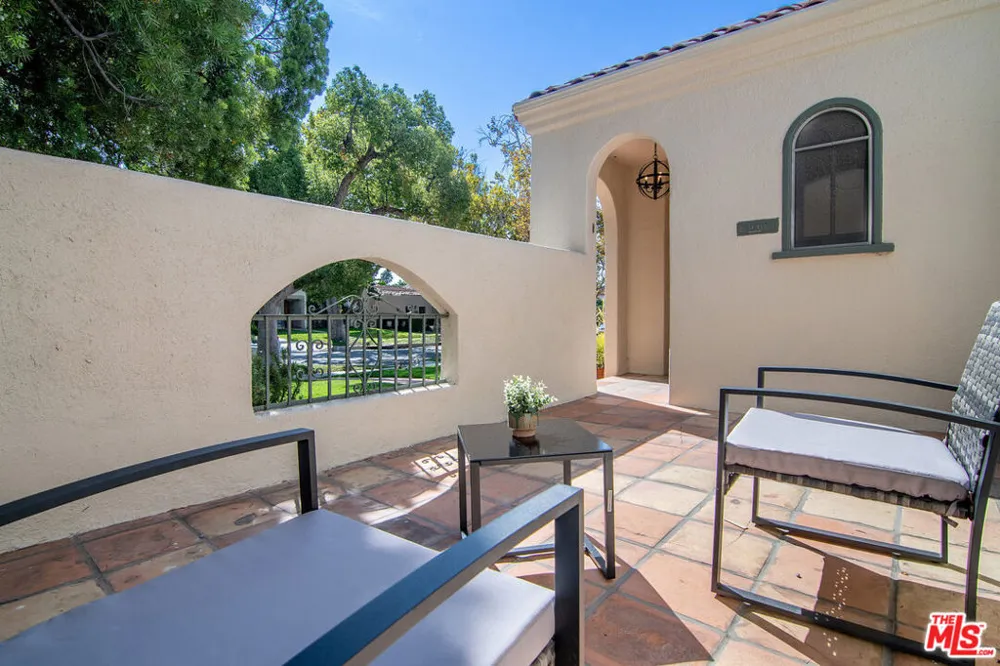 121 S Poinsettia Place Los Angeles, CA 90036