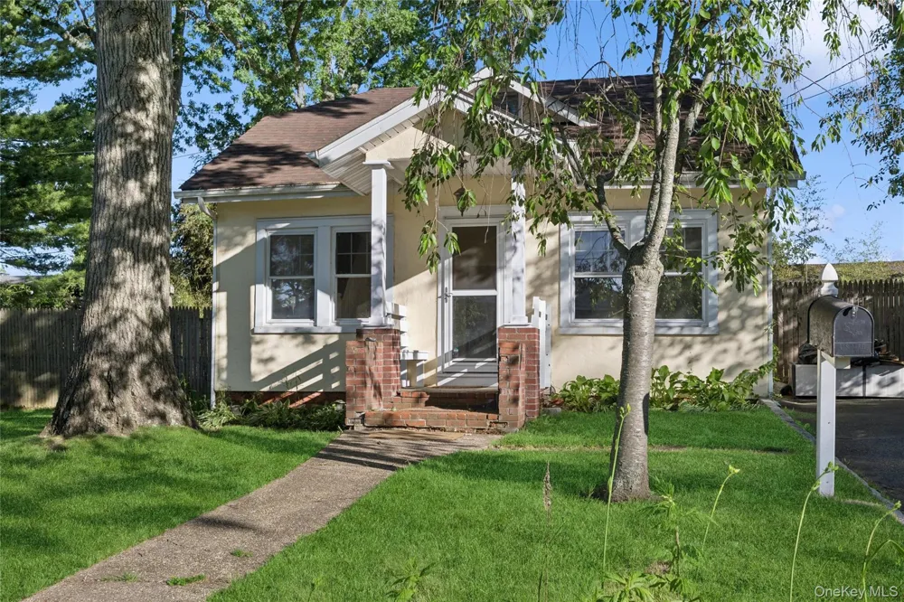 36 Lakeview Court Ronkonkoma, NY 11779