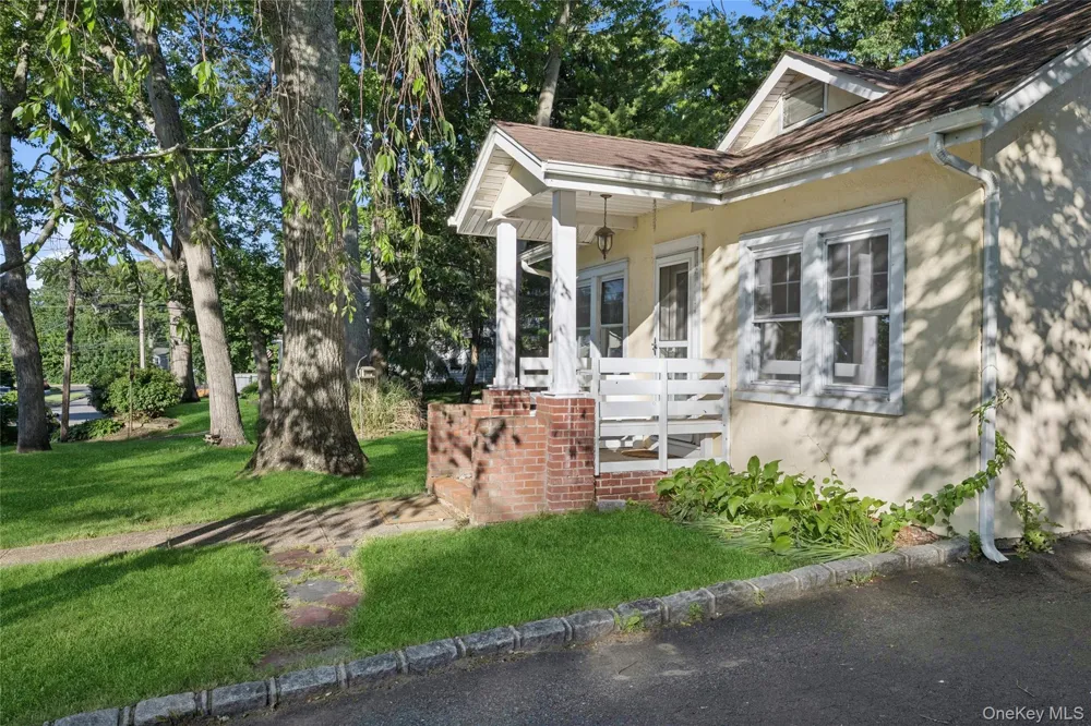 36 Lakeview Court Ronkonkoma, NY 11779