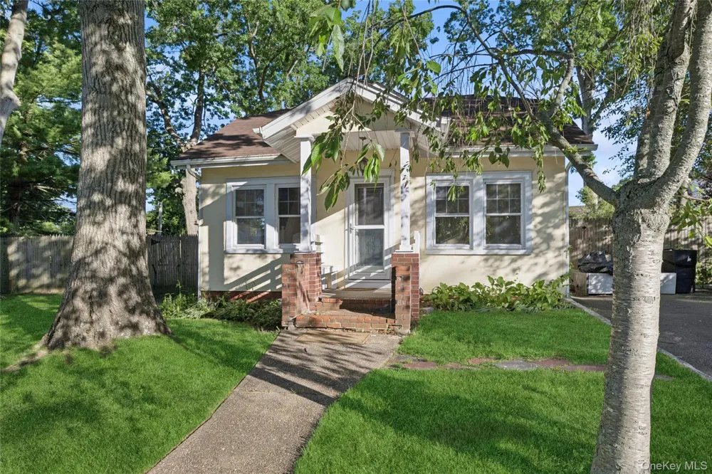 36 Lakeview Court Ronkonkoma, NY 11779