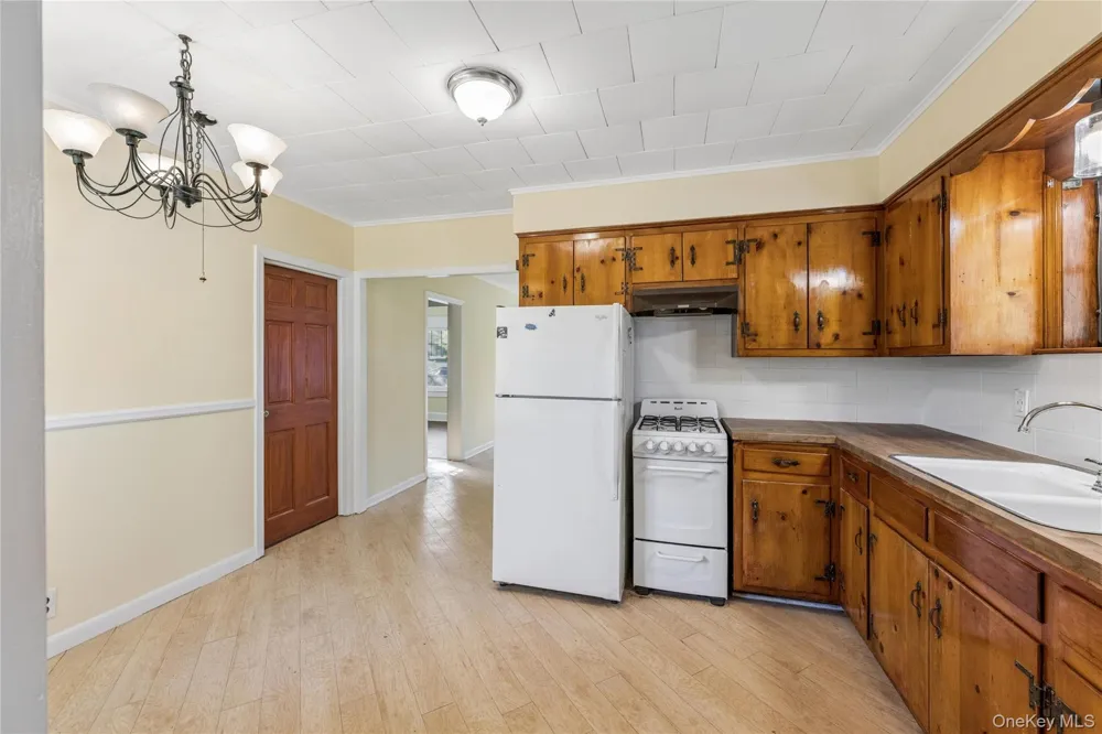 36 Lakeview Court Ronkonkoma, NY 11779