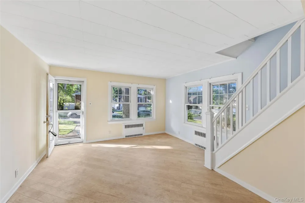 36 Lakeview Court Ronkonkoma, NY 11779