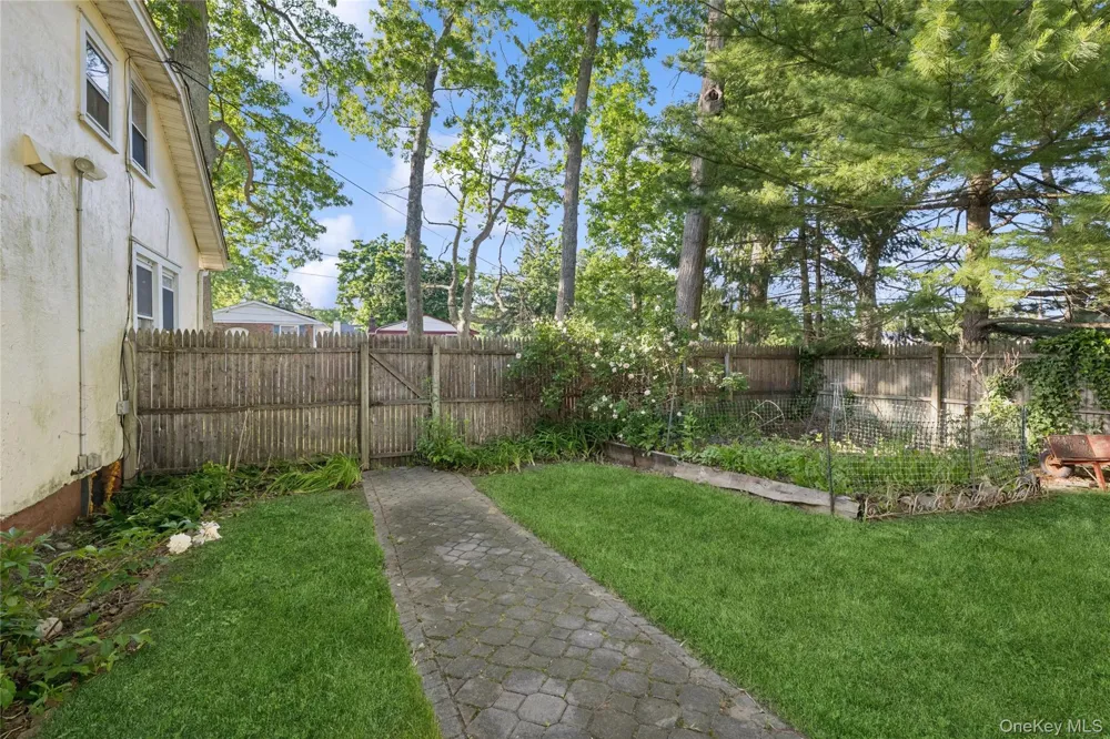 36 Lakeview Court Ronkonkoma, NY 11779