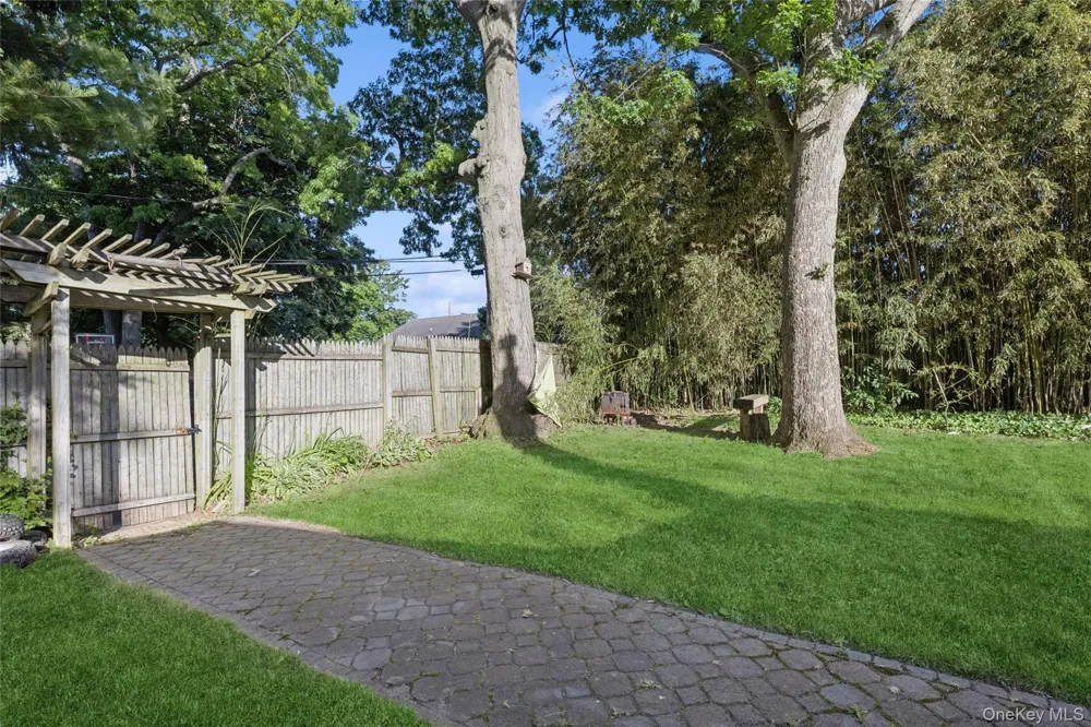 36 Lakeview Court Ronkonkoma, NY 11779