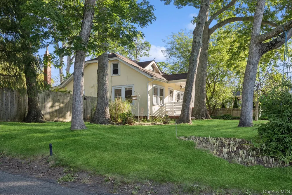 36 Lakeview Court Ronkonkoma, NY 11779