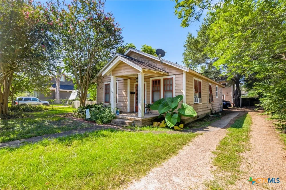 705 W San Antonio Street Victoria, TX 77901