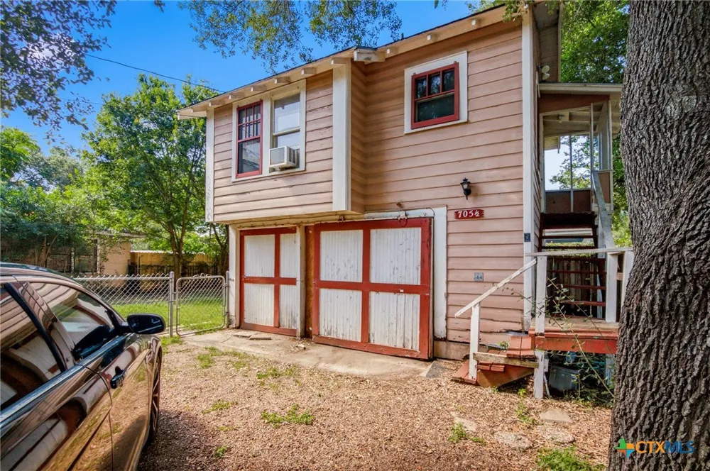 705 W San Antonio Street Victoria, TX 77901