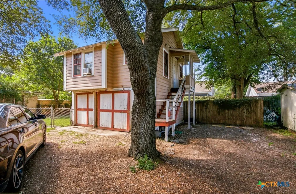 705 W San Antonio Street Victoria, TX 77901