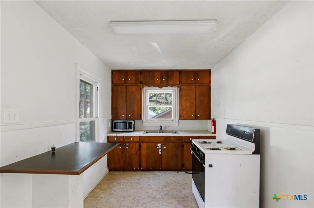 705 W San Antonio Street Victoria, TX 77901