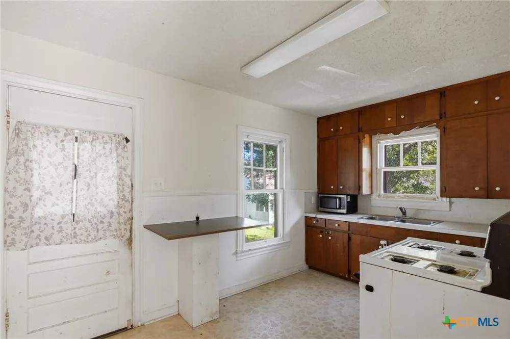 705 W San Antonio Street Victoria, TX 77901