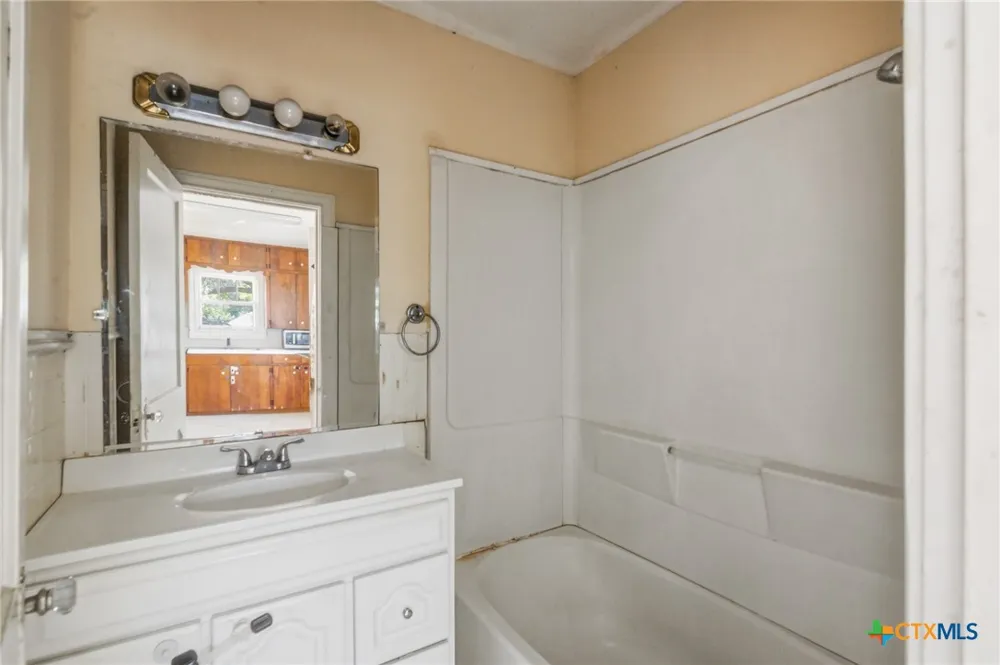 705 W San Antonio Street Victoria, TX 77901