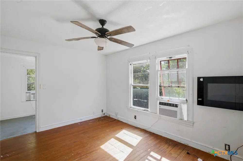 705 W San Antonio Street Victoria, TX 77901