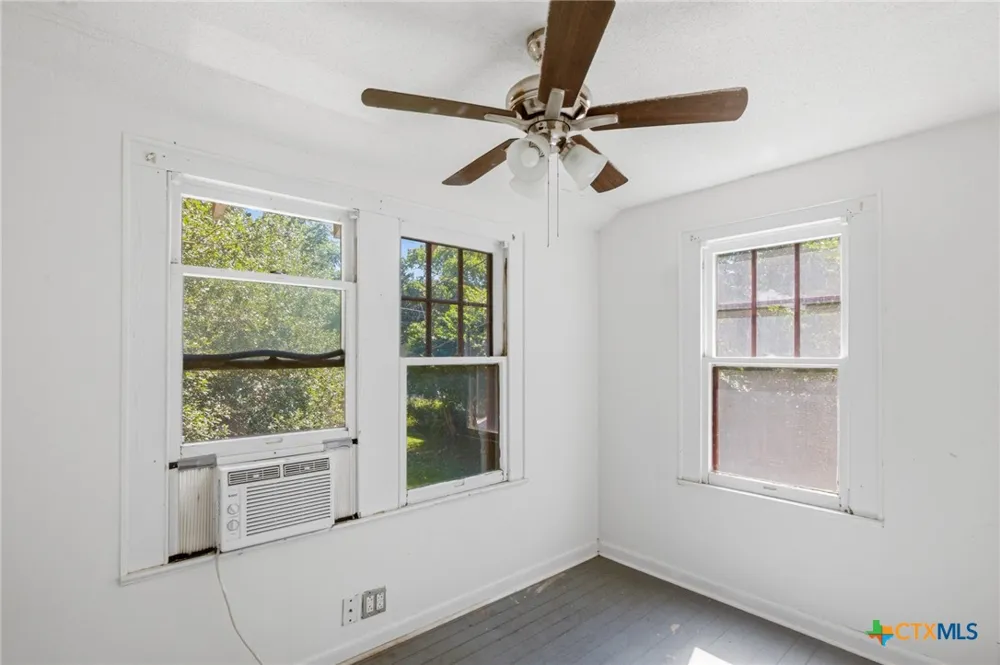 705 W San Antonio Street Victoria, TX 77901