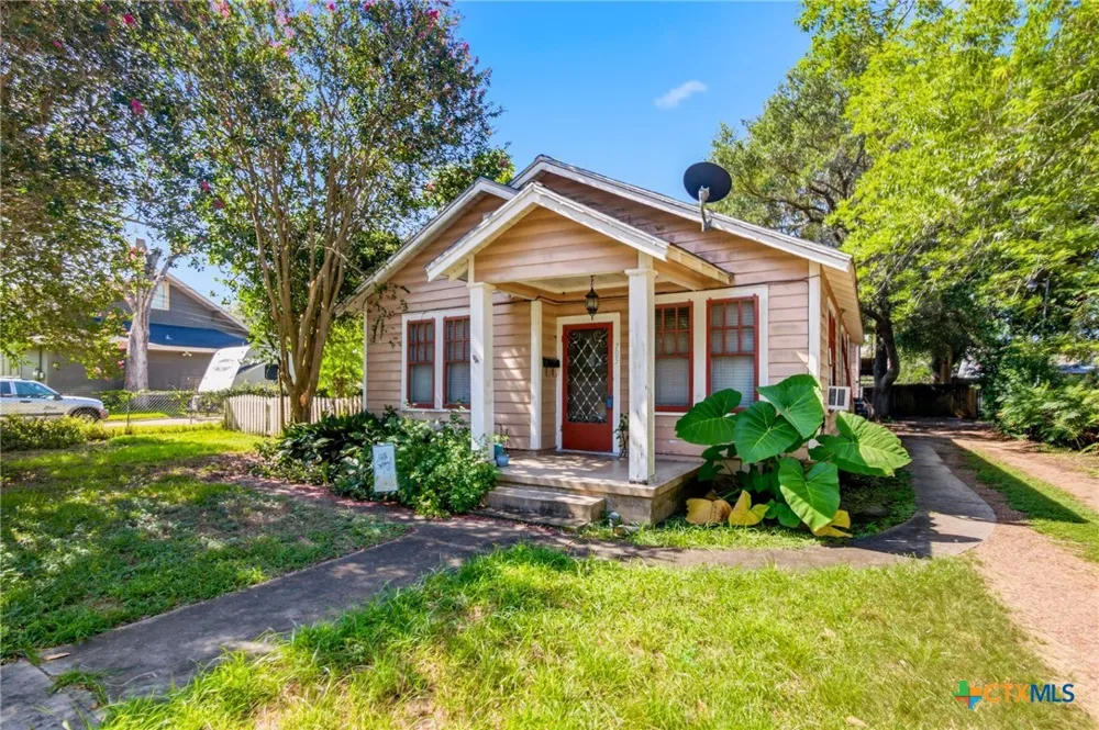 705 W San Antonio Street Victoria, TX 77901