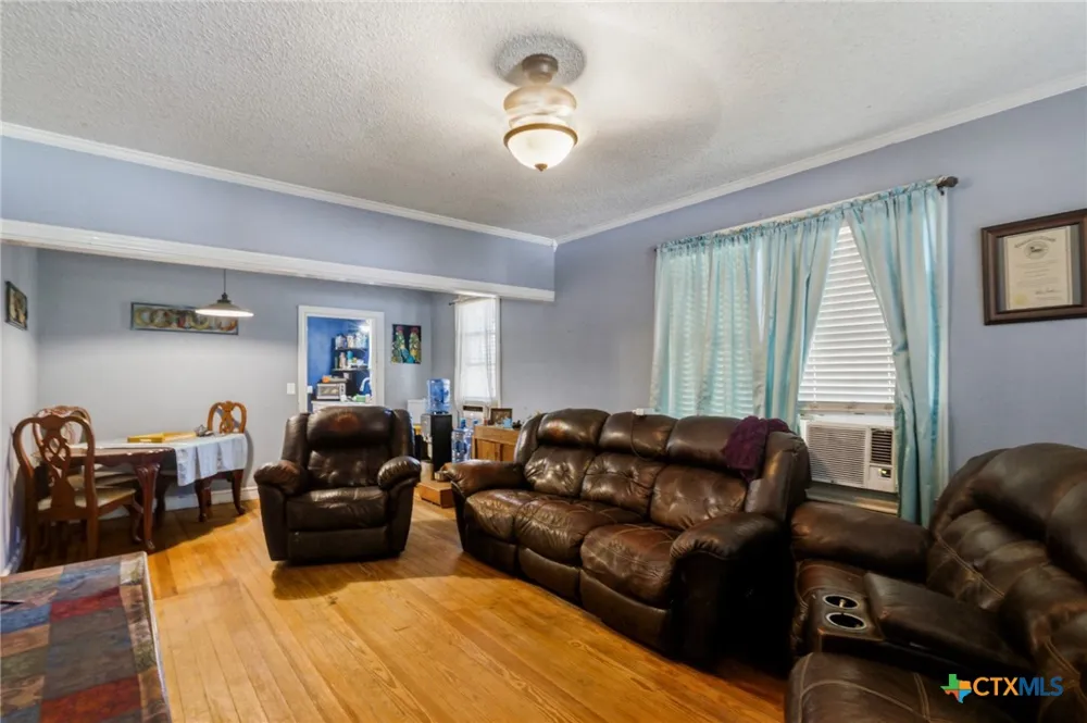 705 W San Antonio Street Victoria, TX 77901