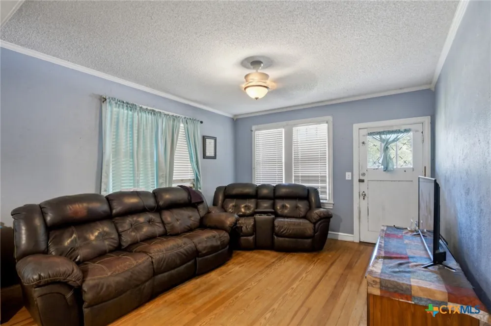 705 W San Antonio Street Victoria, TX 77901