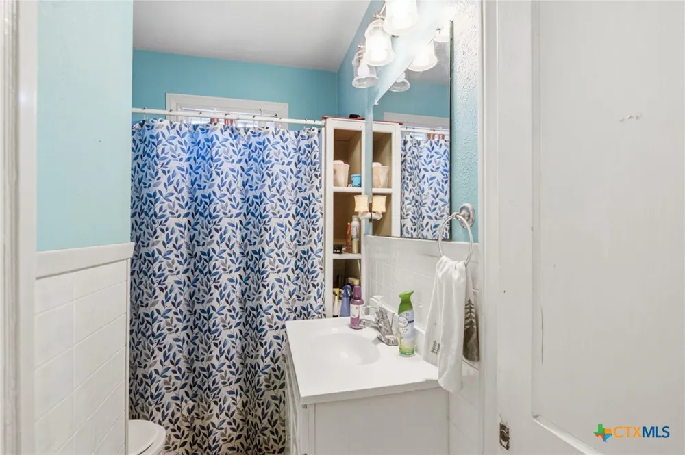 705 W San Antonio Street Victoria, TX 77901