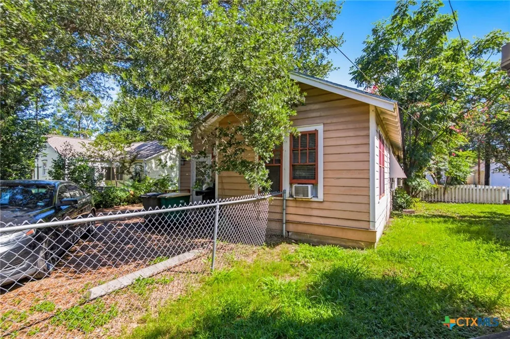 705 W San Antonio Street Victoria, TX 77901