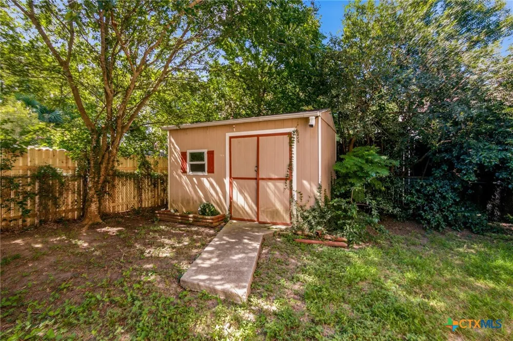 705 W San Antonio Street Victoria, TX 77901