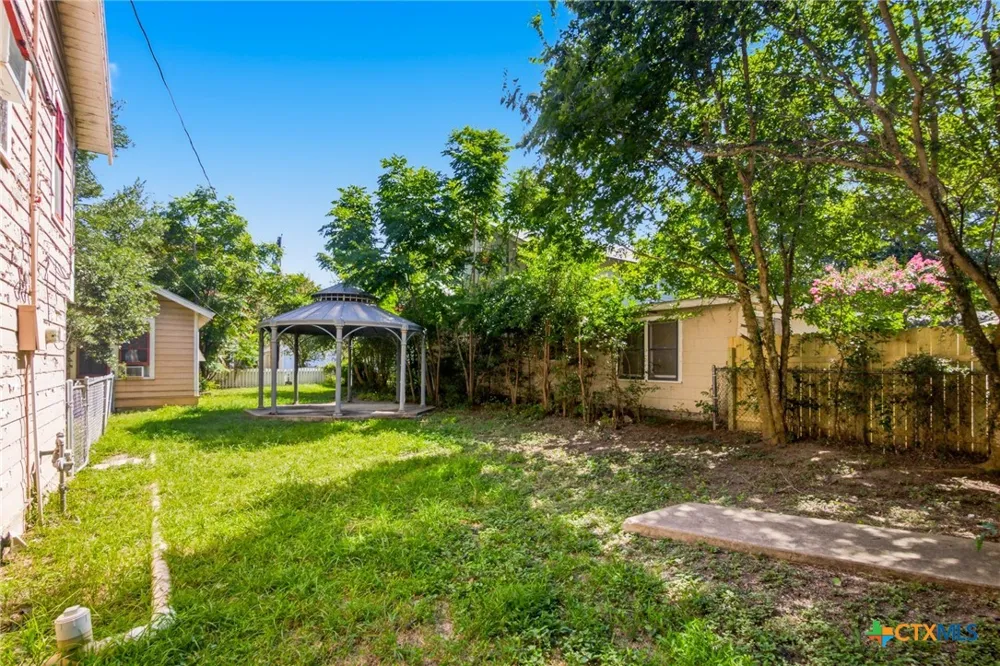 705 W San Antonio Street Victoria, TX 77901