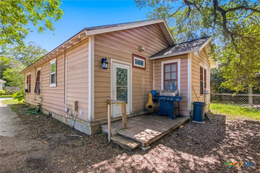 705 W San Antonio Street Victoria, TX 77901