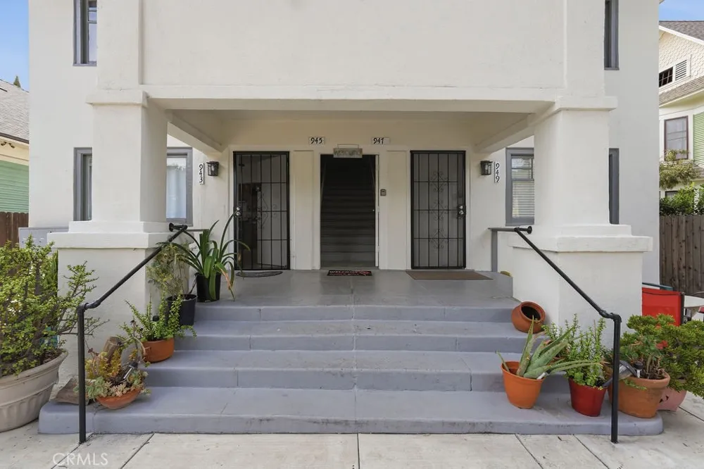 943 Chestnut Avenue Long Beach, CA 90813