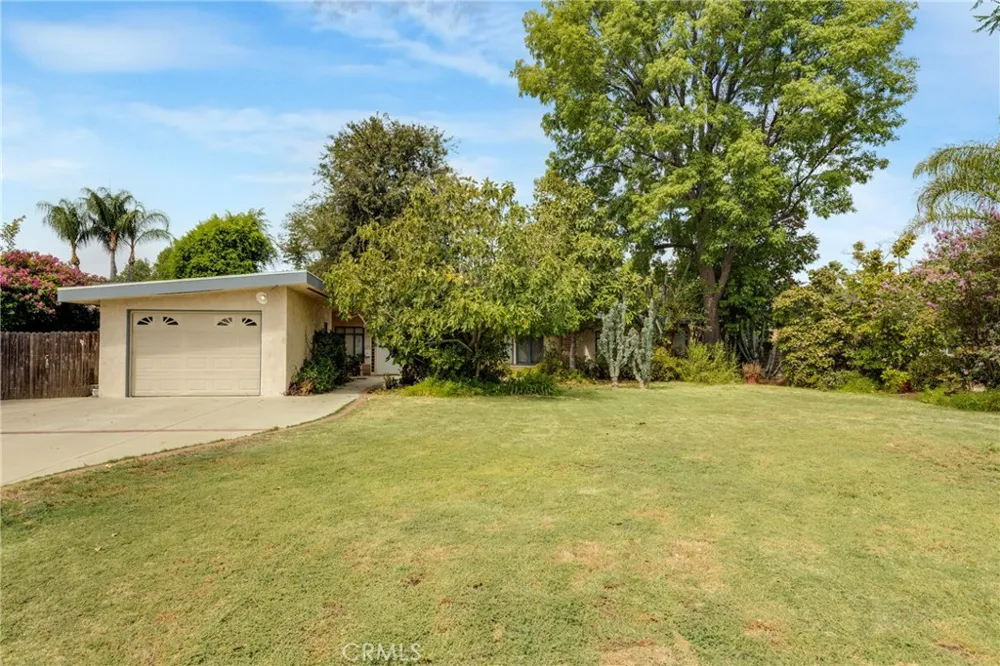 7911 Genesta Lake Balboa, CA 91406