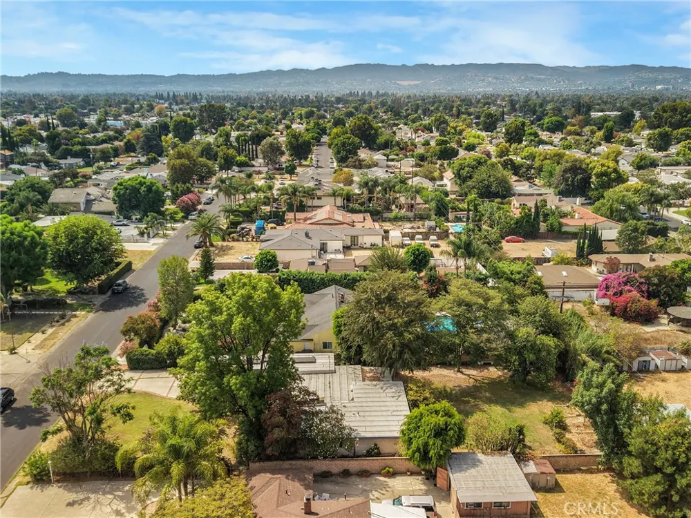 7911 Genesta Lake Balboa, CA 91406