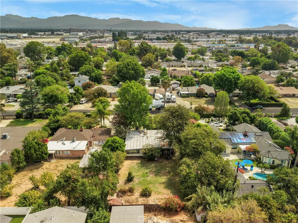 7911 Genesta Lake Balboa, CA 91406