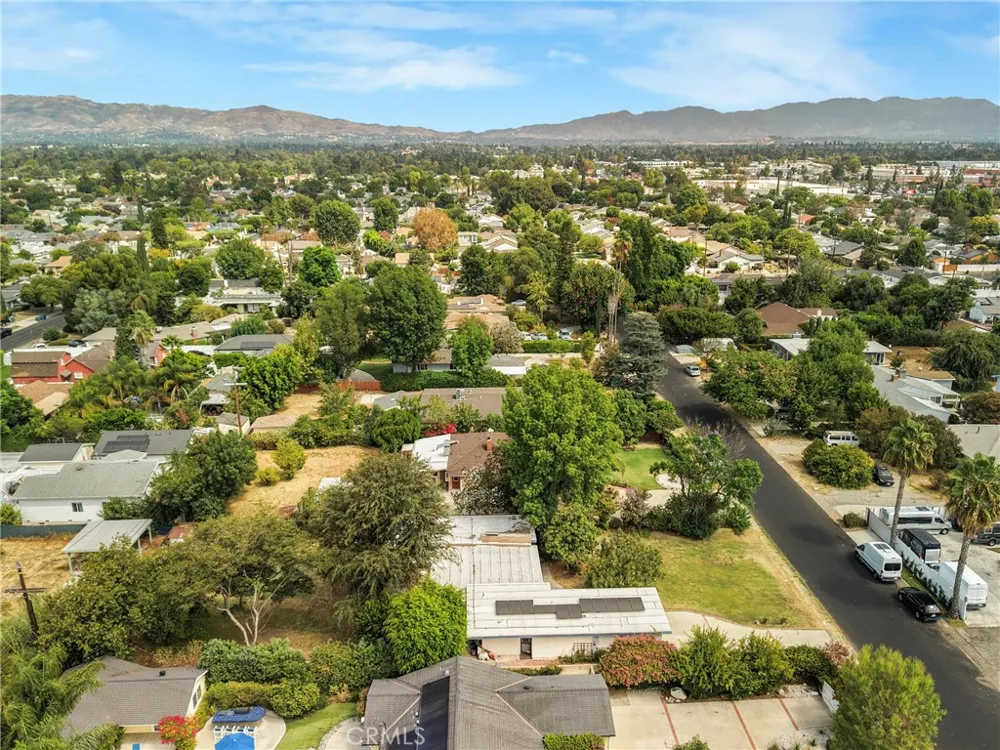 7911 Genesta Lake Balboa, CA 91406