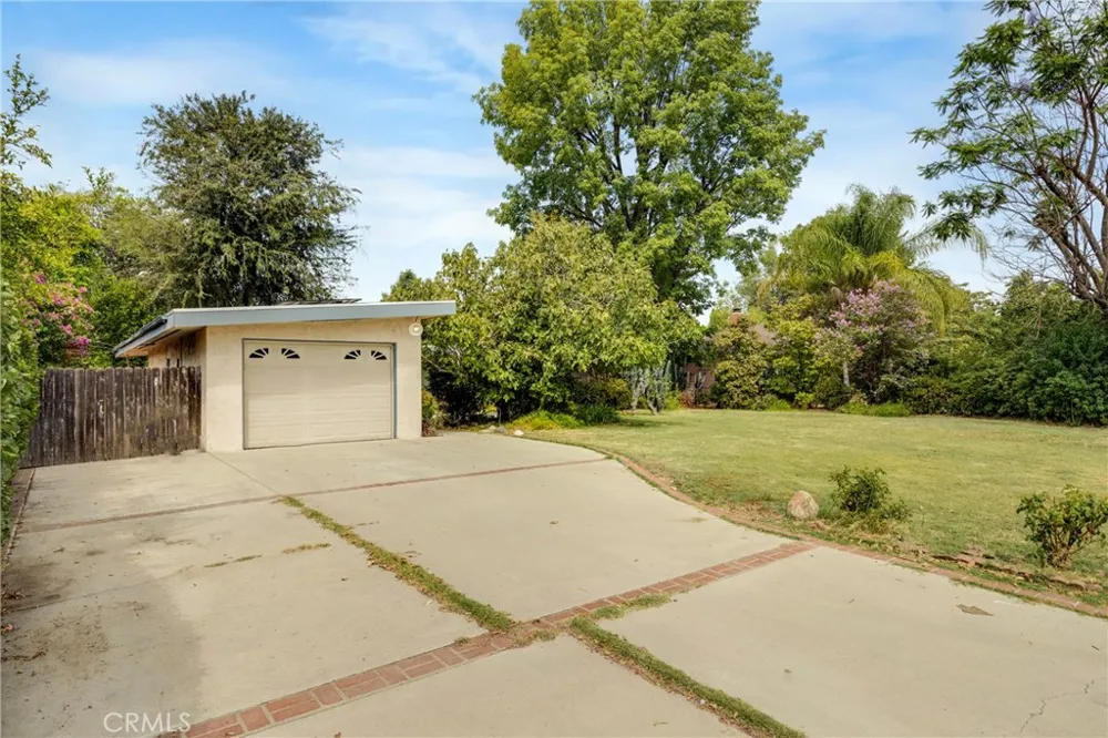 7911 Genesta Lake Balboa, CA 91406