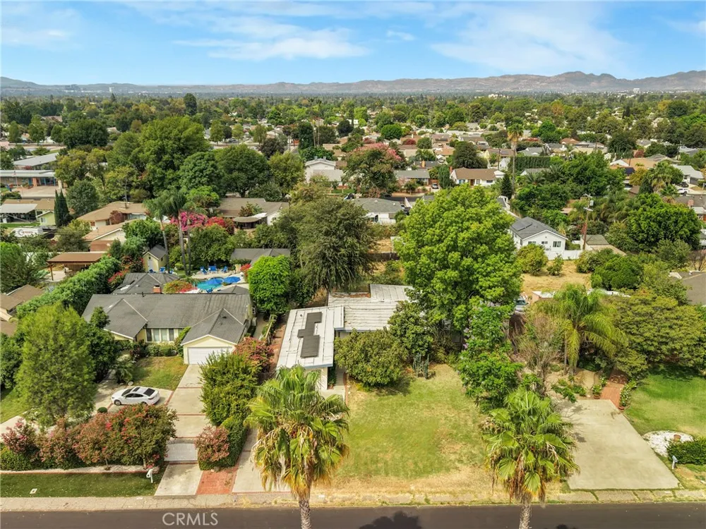 7911 Genesta Lake Balboa, CA 91406